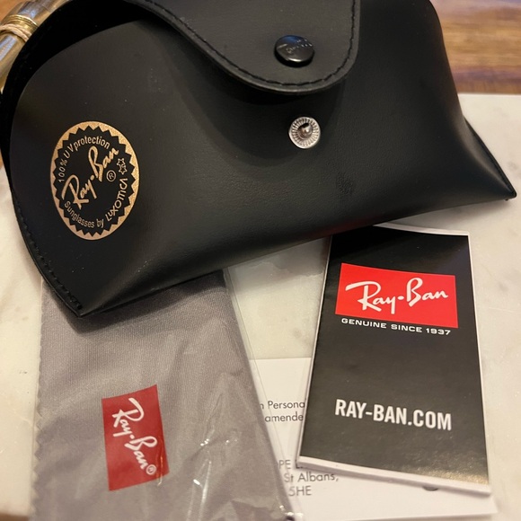 Ray-Ban Black Sunglasses Accessories - Picture 4 of 12